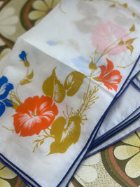Pretty Bold Unused Vintage Napkin Set