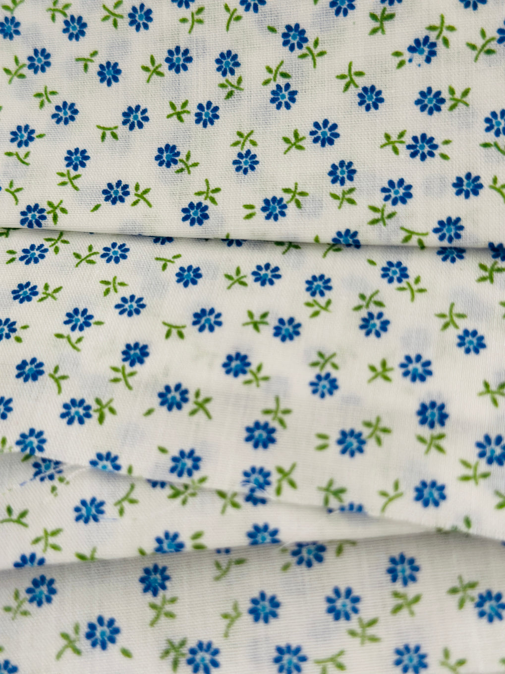 245cms Good Quality Cotton Fabric Blue & White Floral