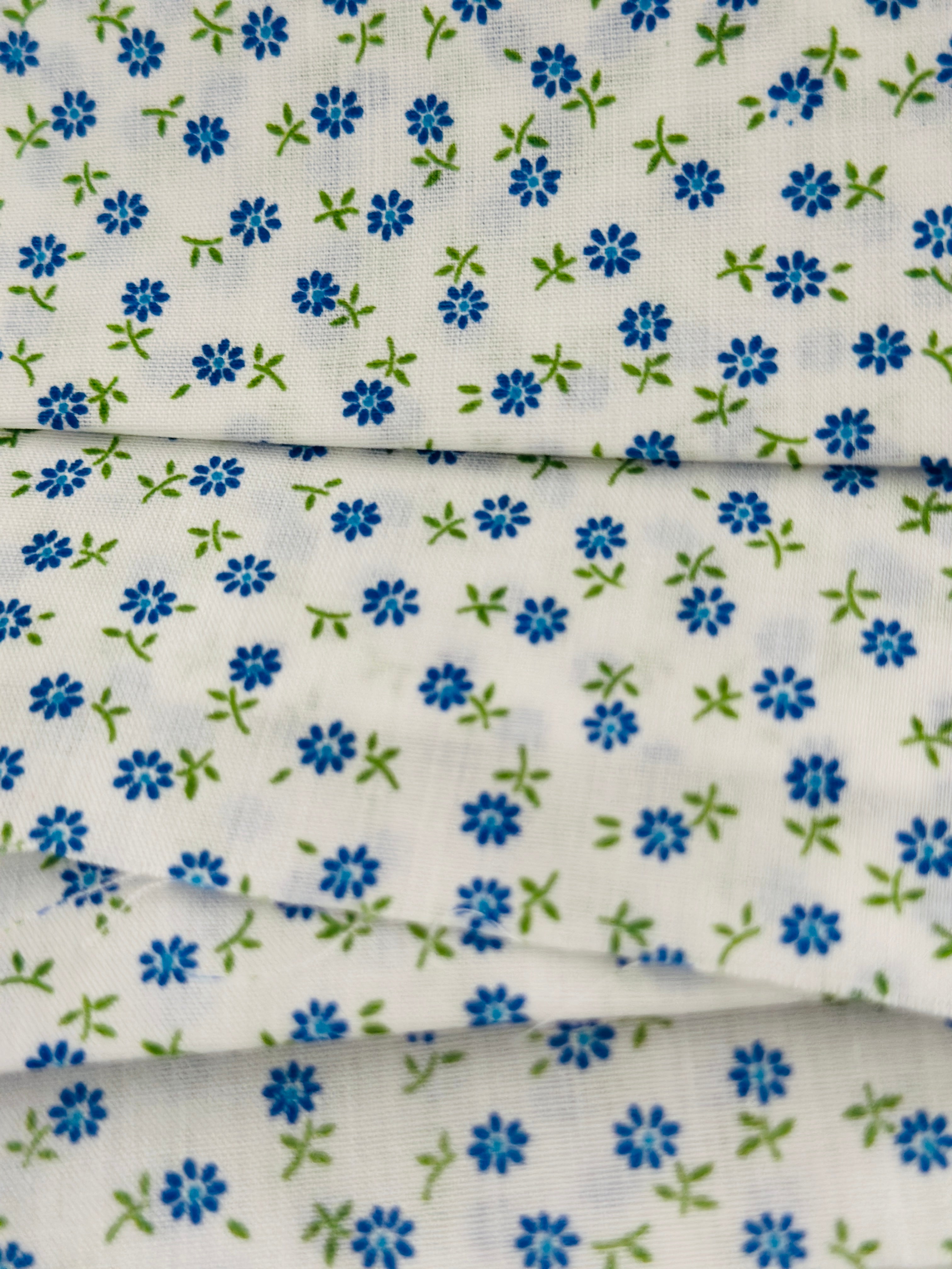 245cms Good Quality Cotton Fabric Blue & White Floral