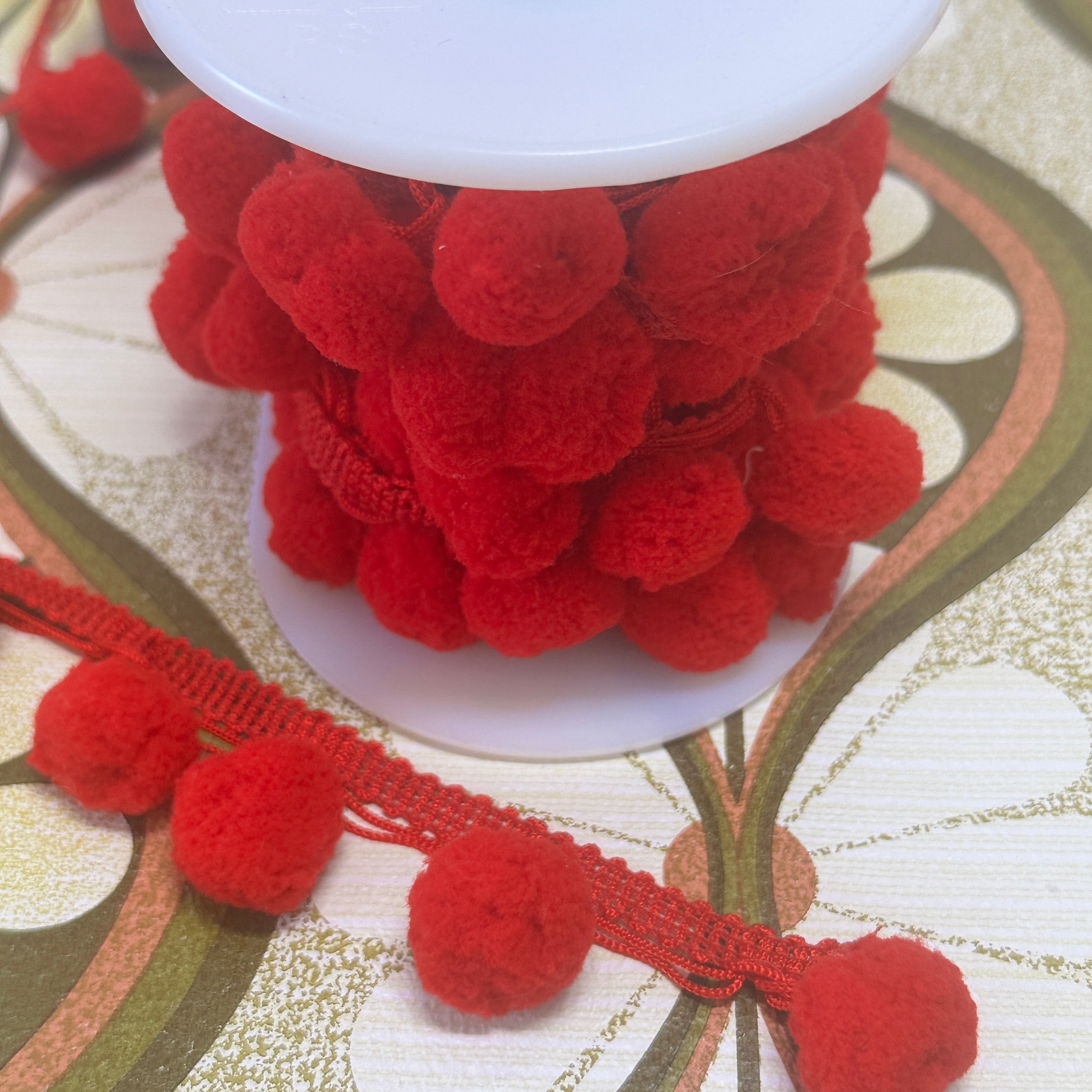 SIMPLICITY Roll Red Pom Pom Trim