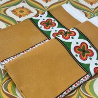 Crisp Vintage Tablecloth RETRO Kitchen