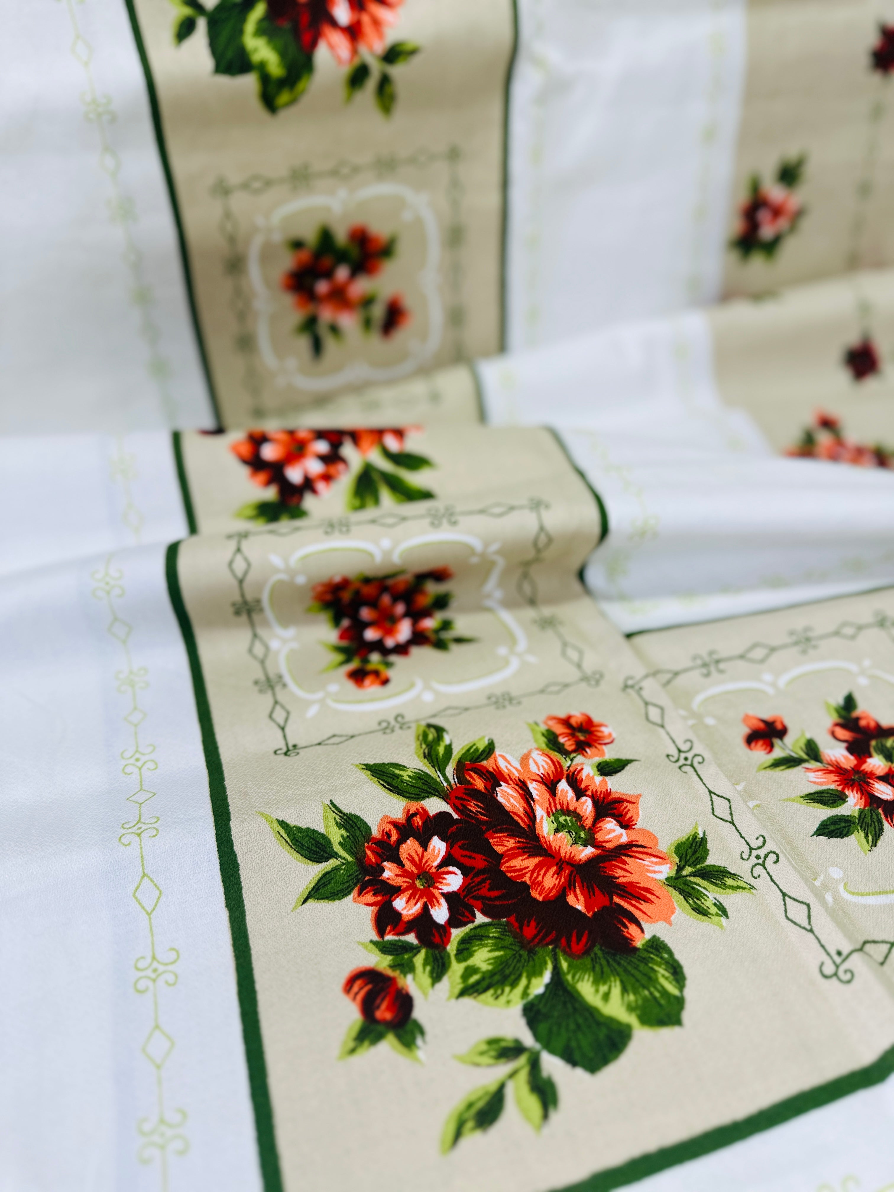 Sweet CRISP Vintage Tablecloth FLORAL Charm