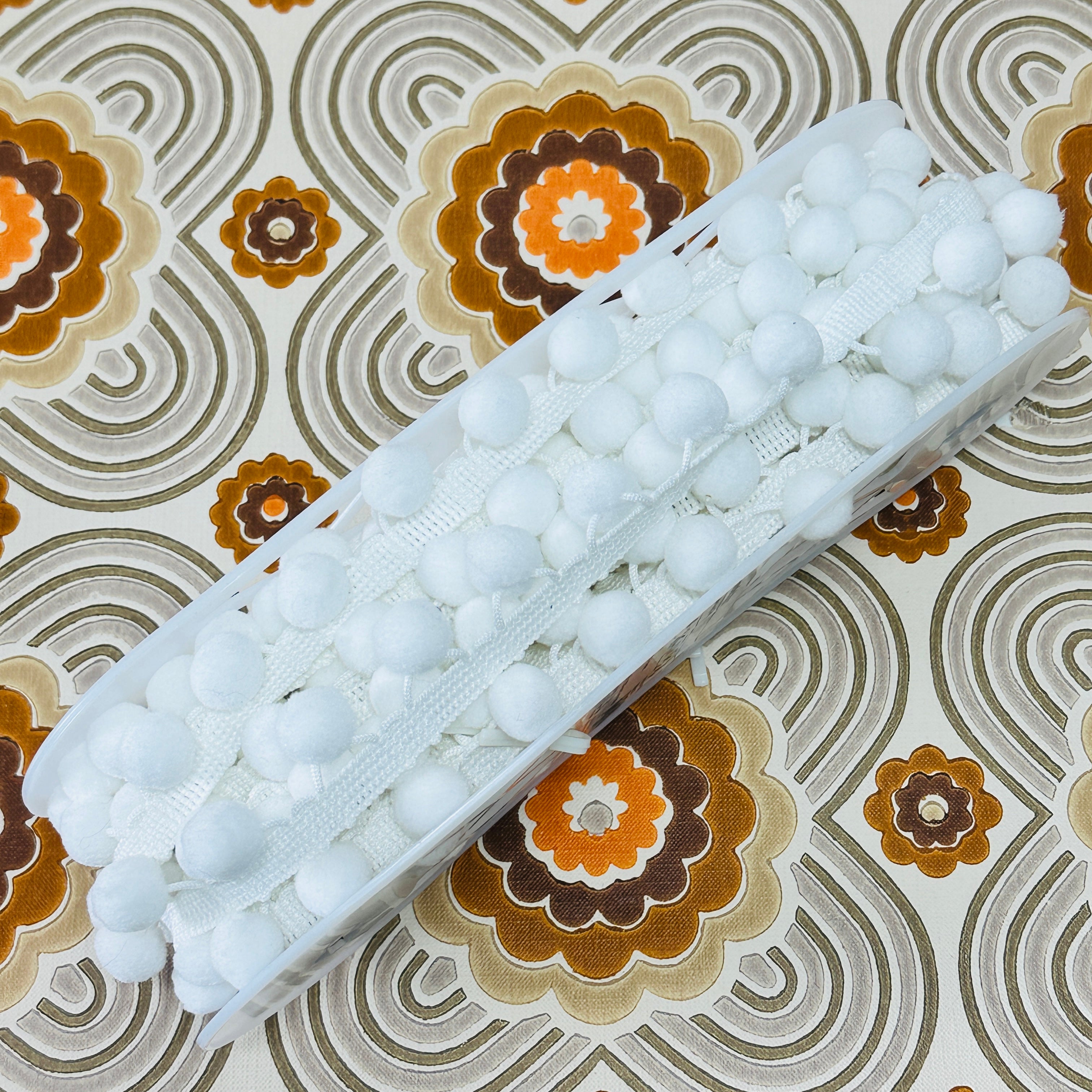 SIMPLICITY Roll WHITE Pom Pom Trim