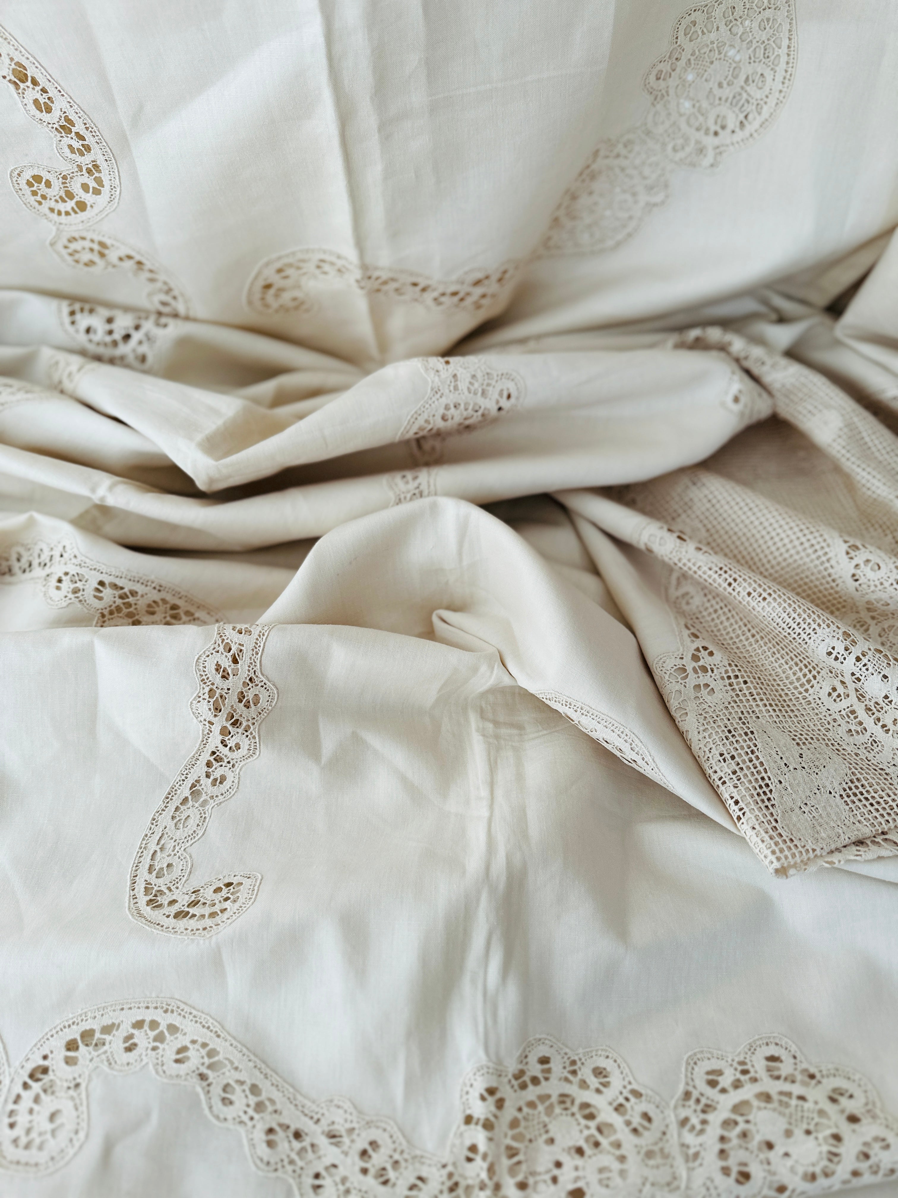 260cms New Linen Embroidered Table Cloth TAGS Huge Stunning