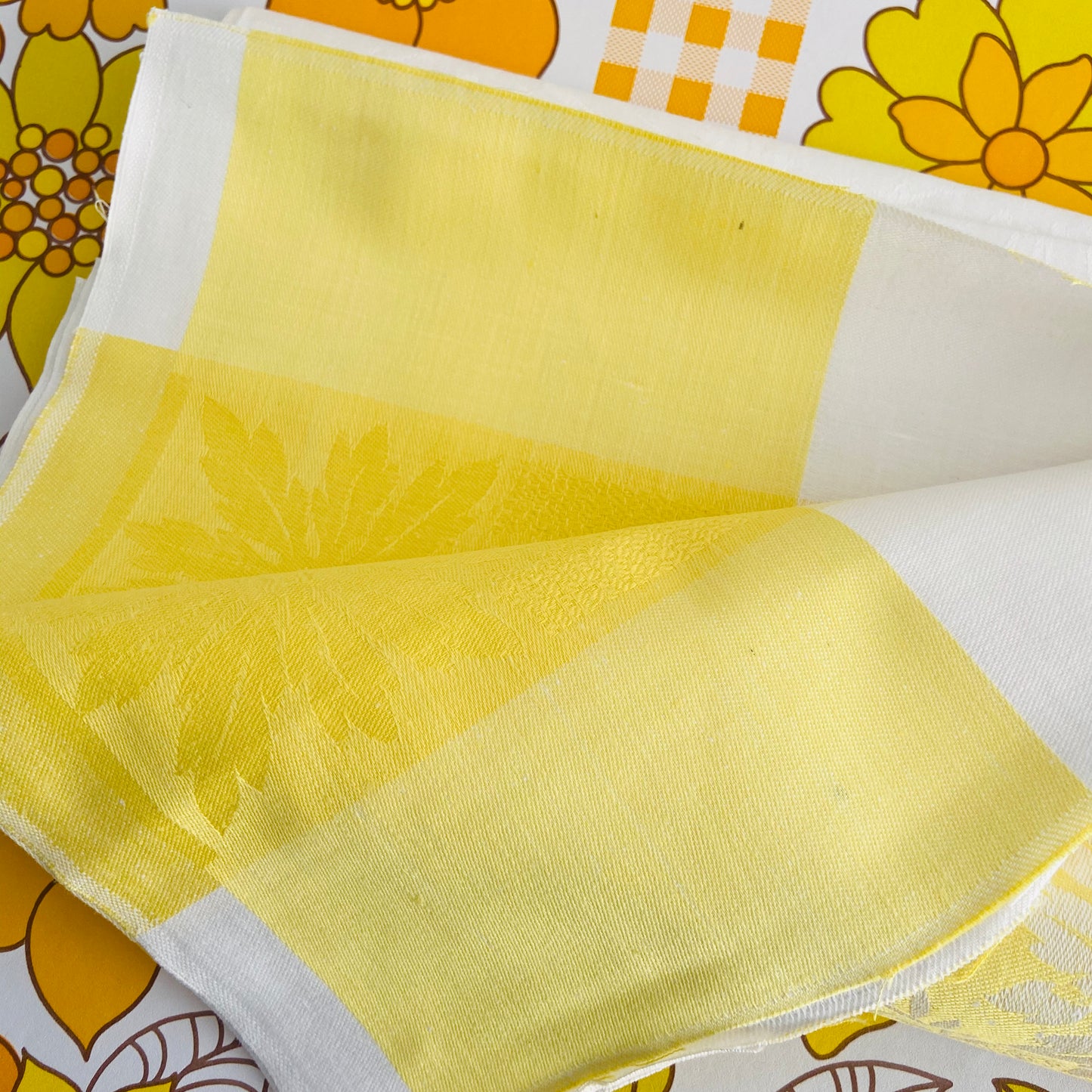 Yellow & White DAMASK Table CLOTH Crisp & Bright
