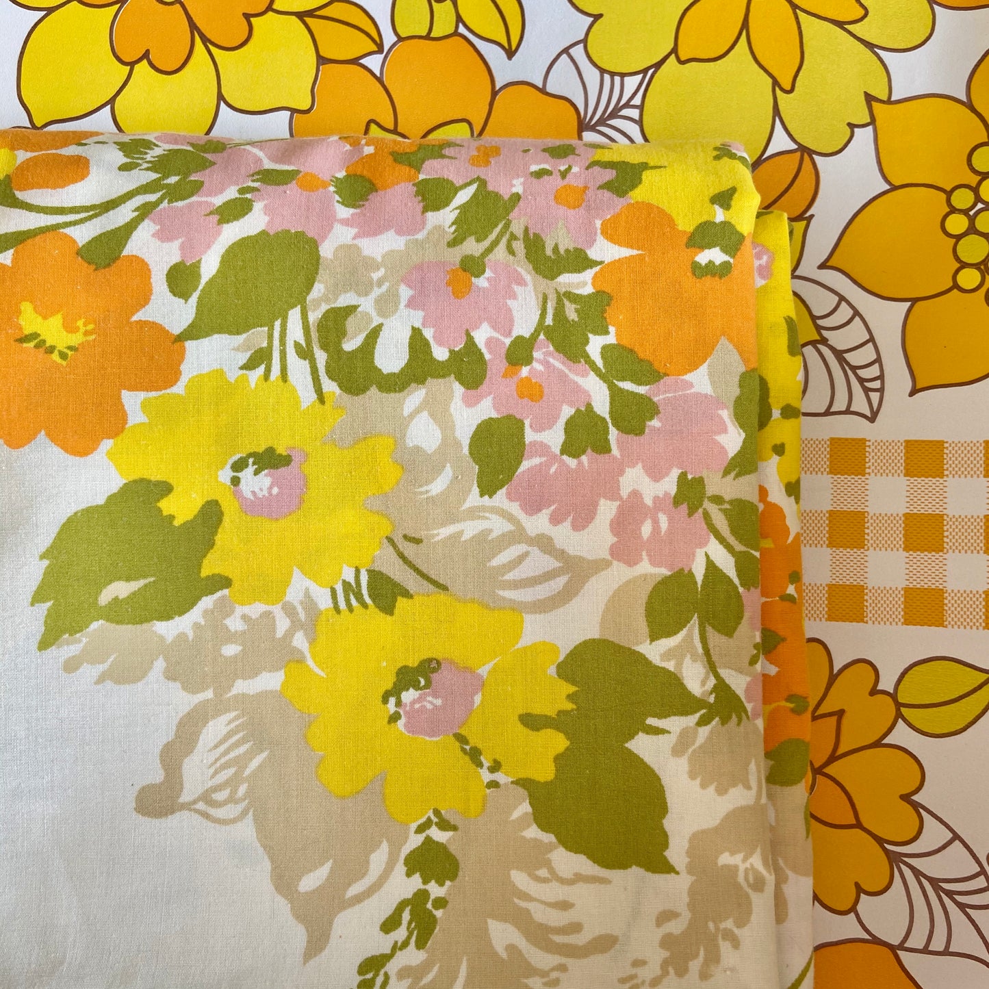 A Beautiful Cotton Quilt Cover of FABRIC VINTAGE Floral Large Bold PRINT