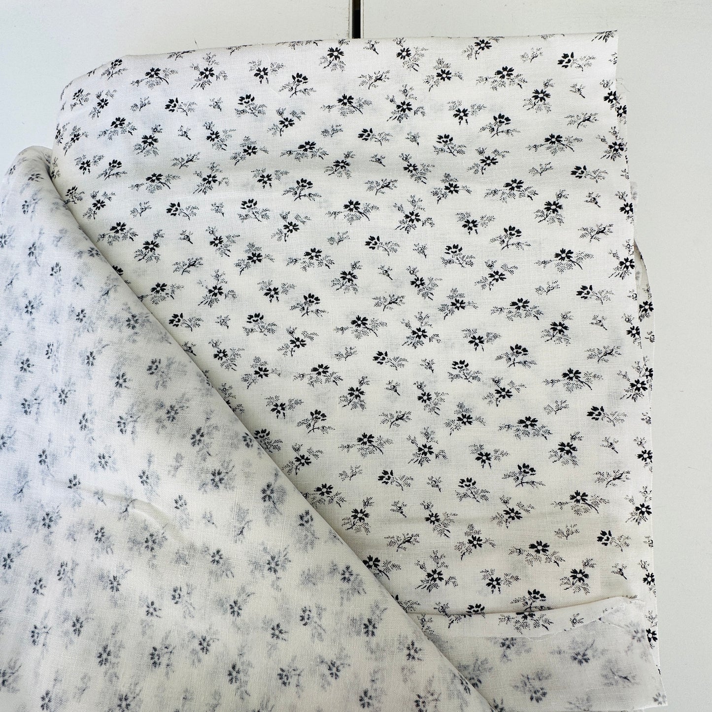 600cms VINTAGE Lightweight Black & White Cotton Fabric