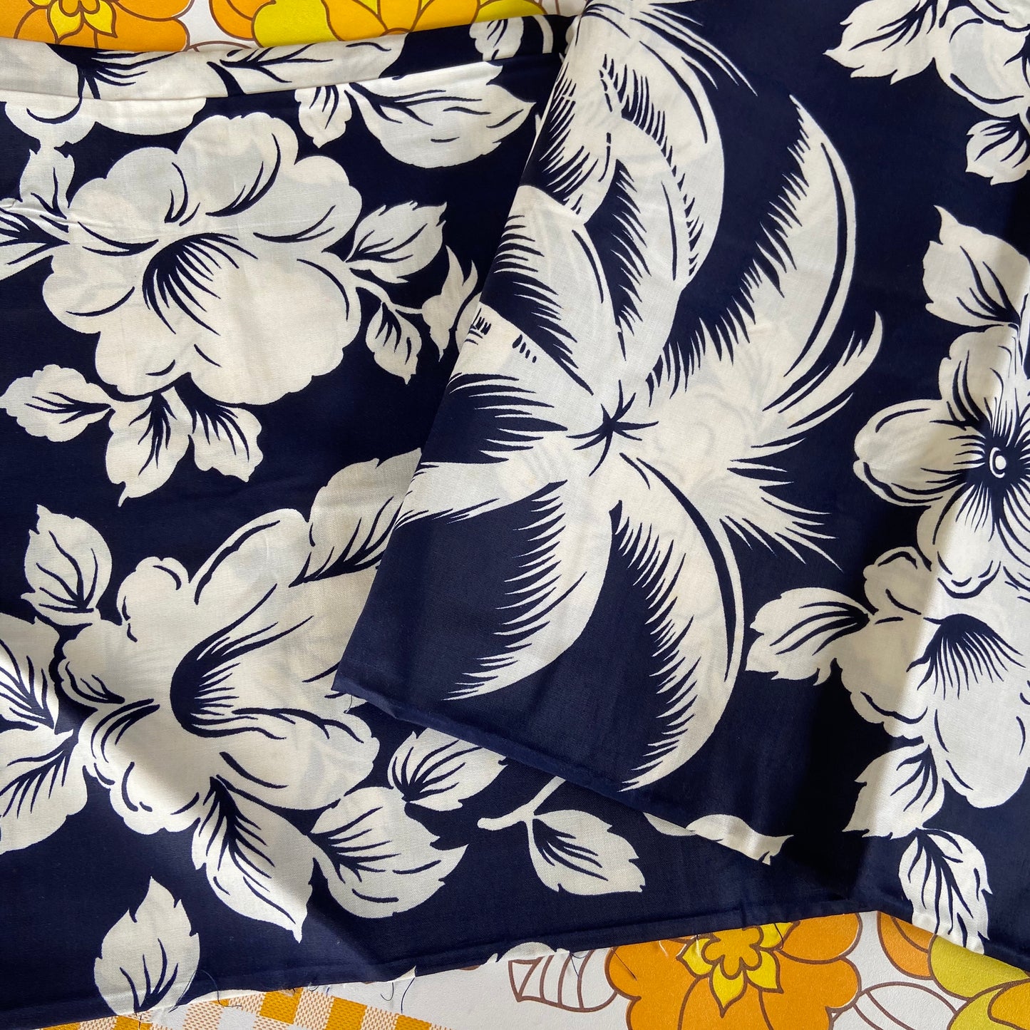 VINTAGE Polished Cotton Hawaiian FLORAL Fabric LOVE this Large Bold PRINT