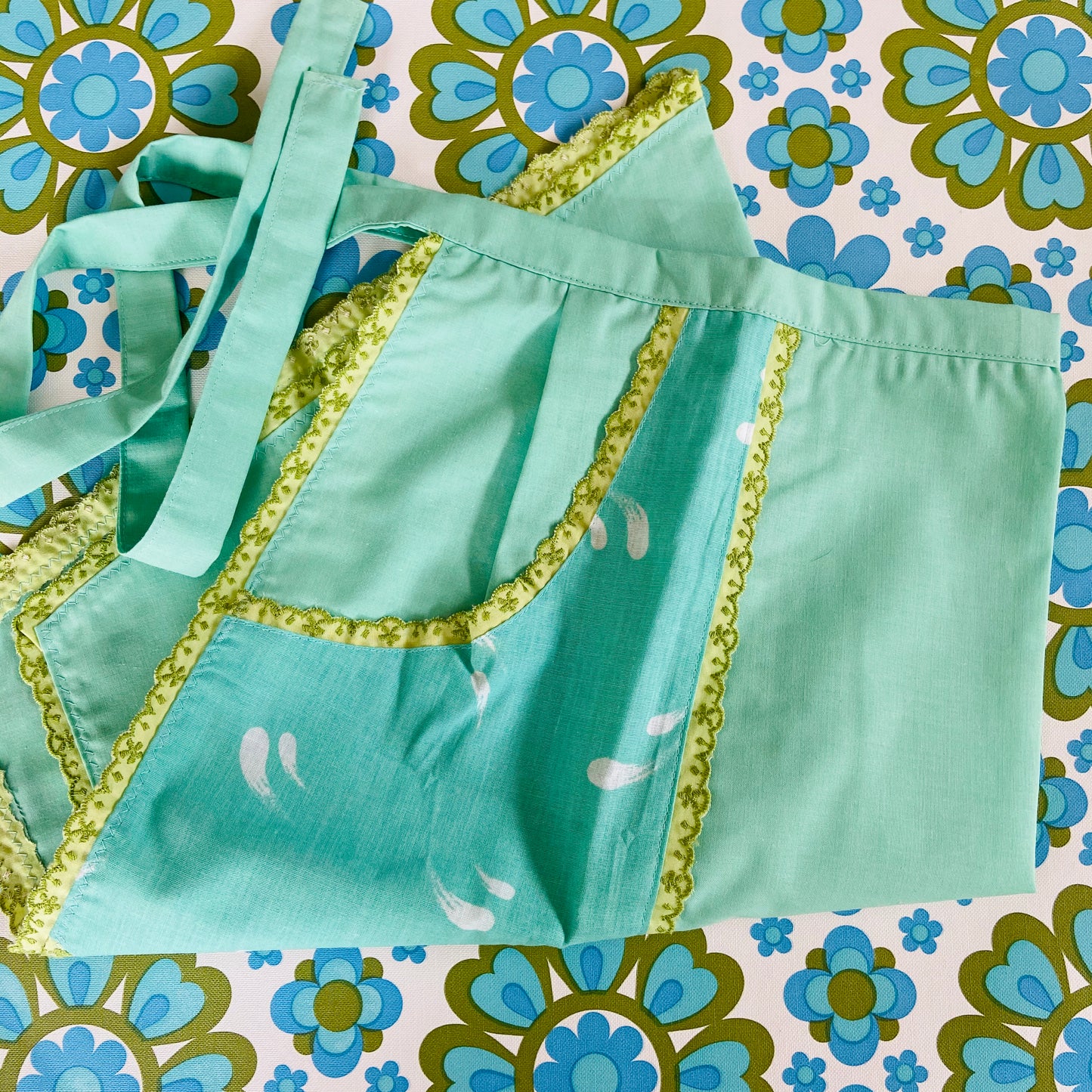 UNUSED Peppermint GREEN Apron Vintage Chic 50's FUN