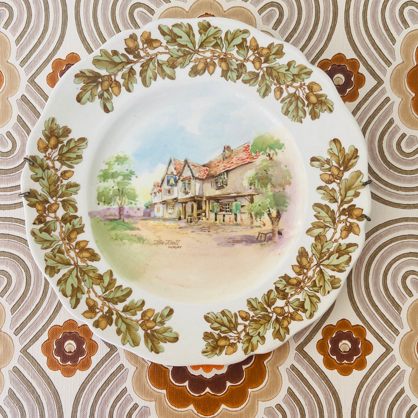 The Bell Hurley English Inns Plate Collectable D6072 Royal Doulton