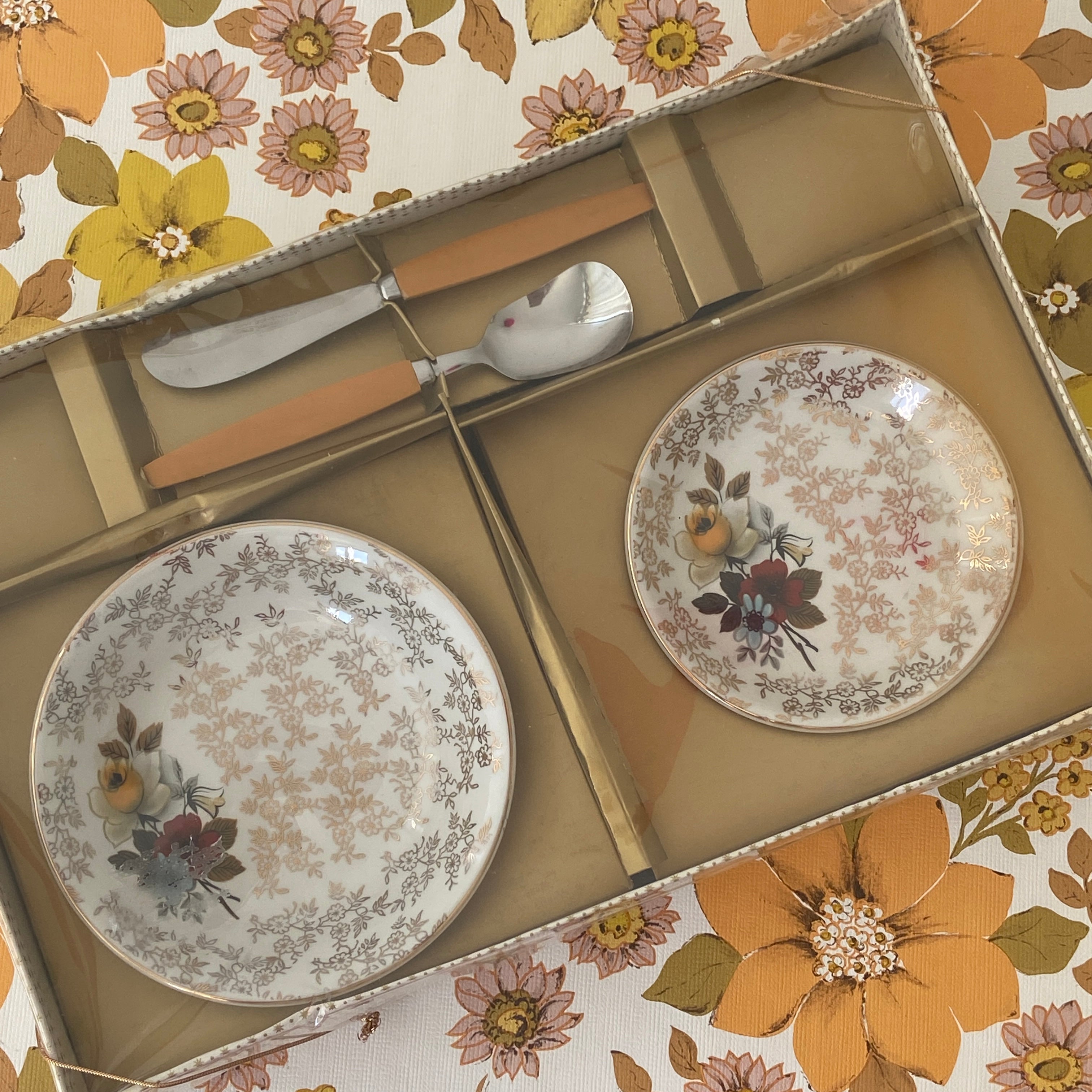 BOXED SET FLORAL VINTAGE DESSERT Dishes