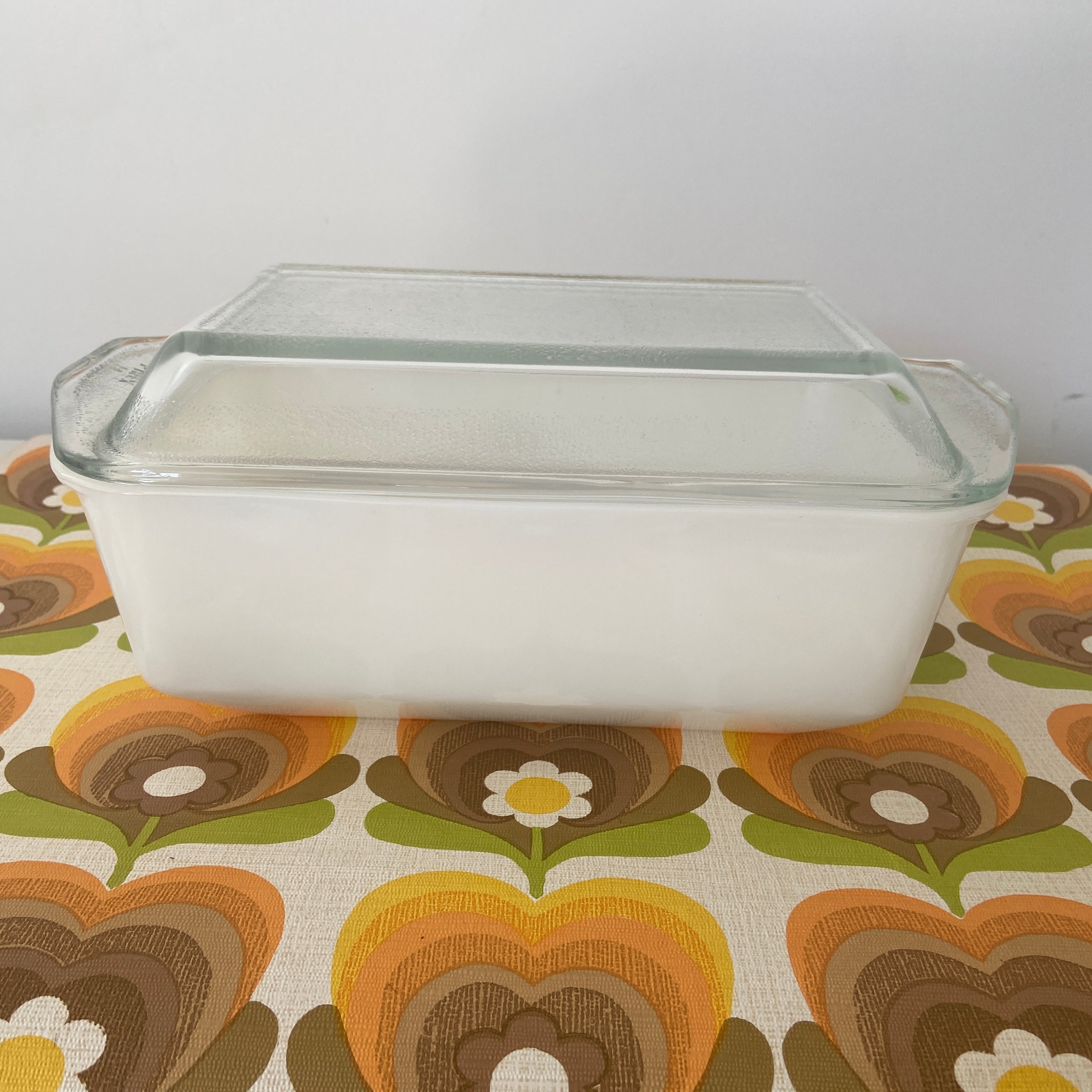 PYREX White Excellent Condition Retro Kitchen Casserole