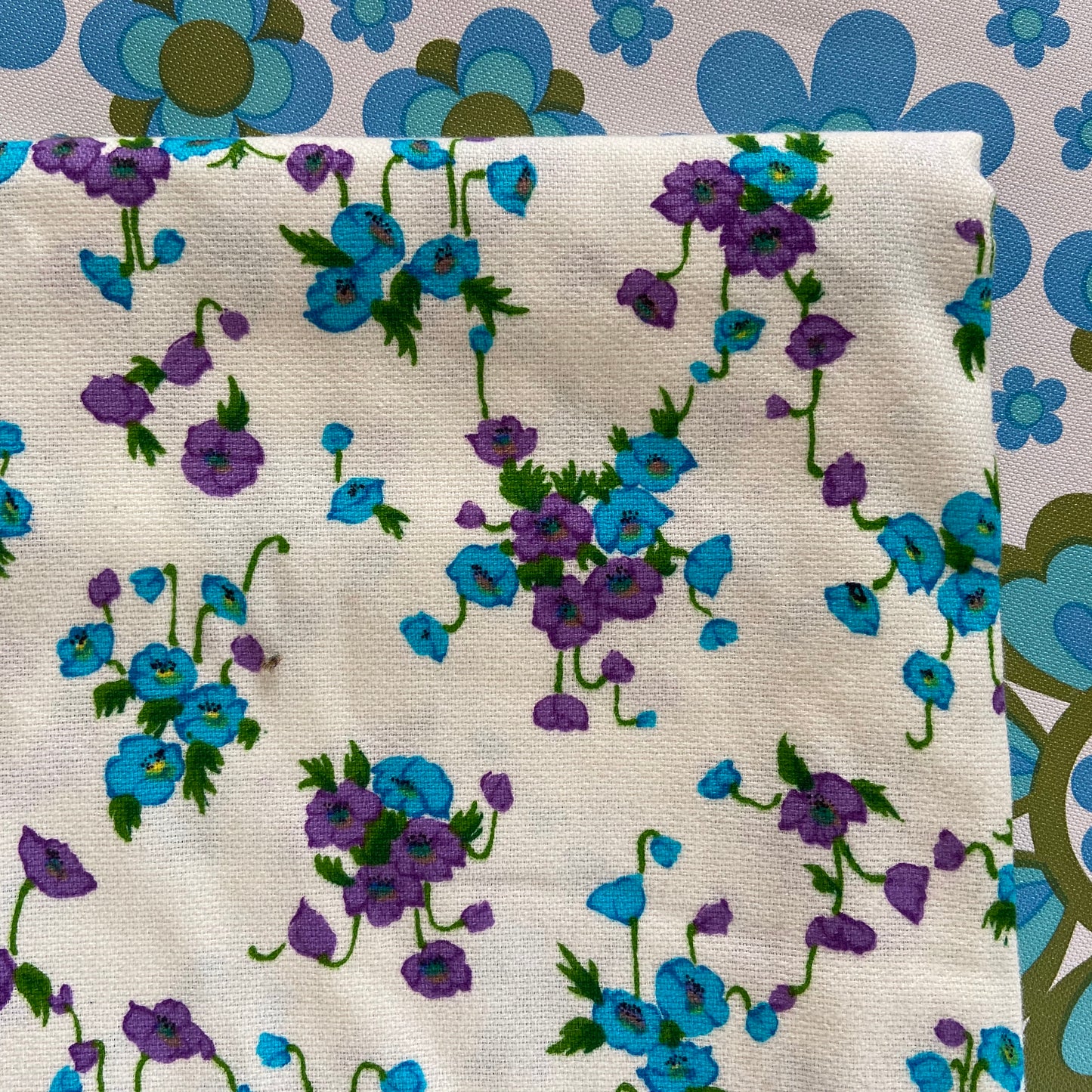 Cute VINTAGE Polyester Fabric Bright FLORAL Pattern