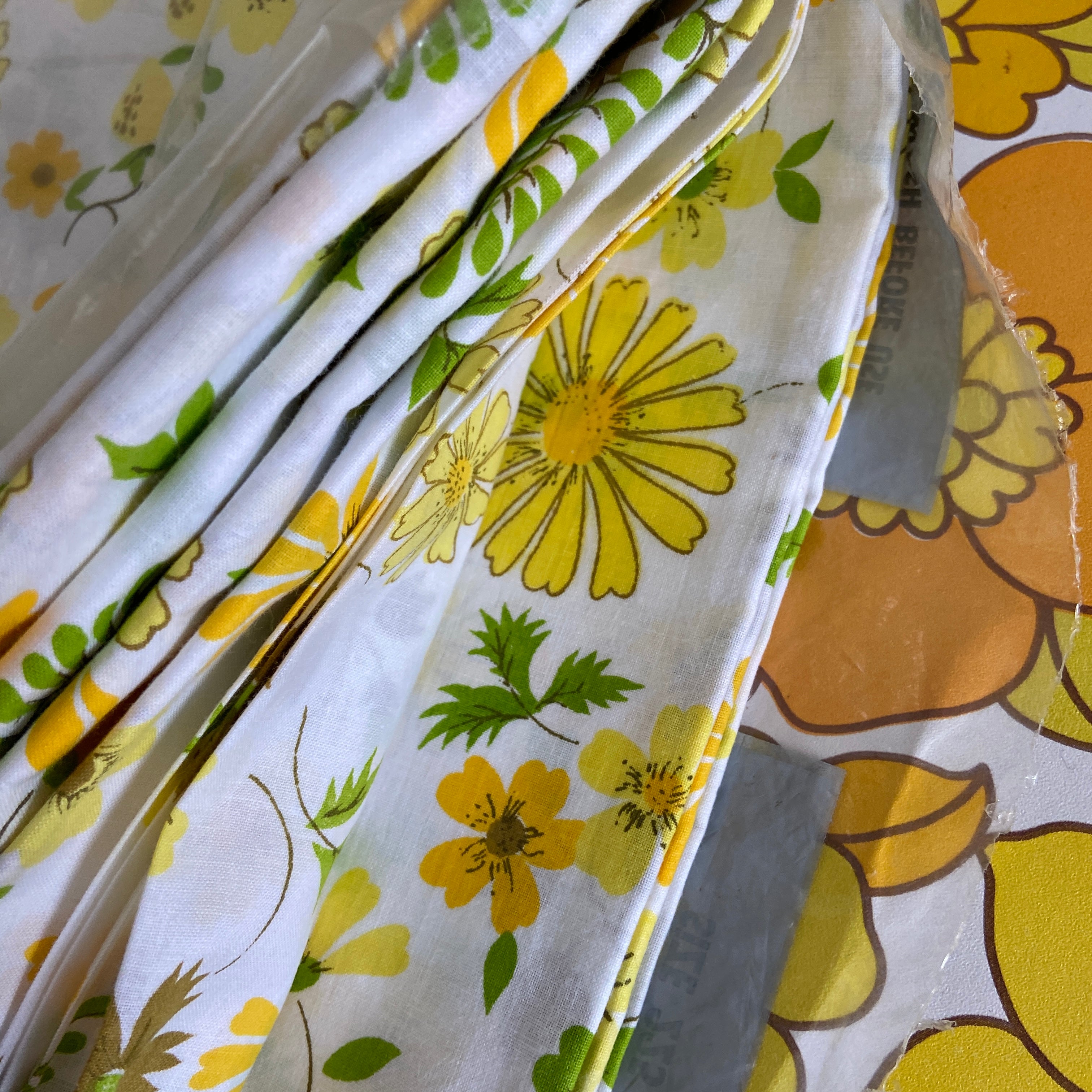 FAT QUARTER ~ BRIGHT Unused Sheet FABRIC RETRO Cotton YELLOW 70's