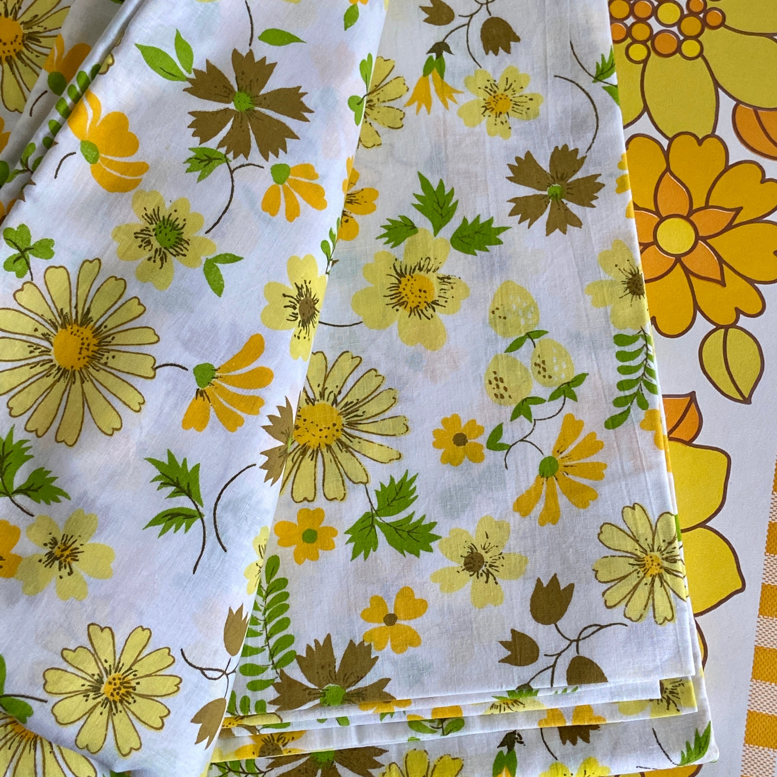 FAT QUARTER ~ BRIGHT Unused Sheet FABRIC RETRO Cotton YELLOW 70's