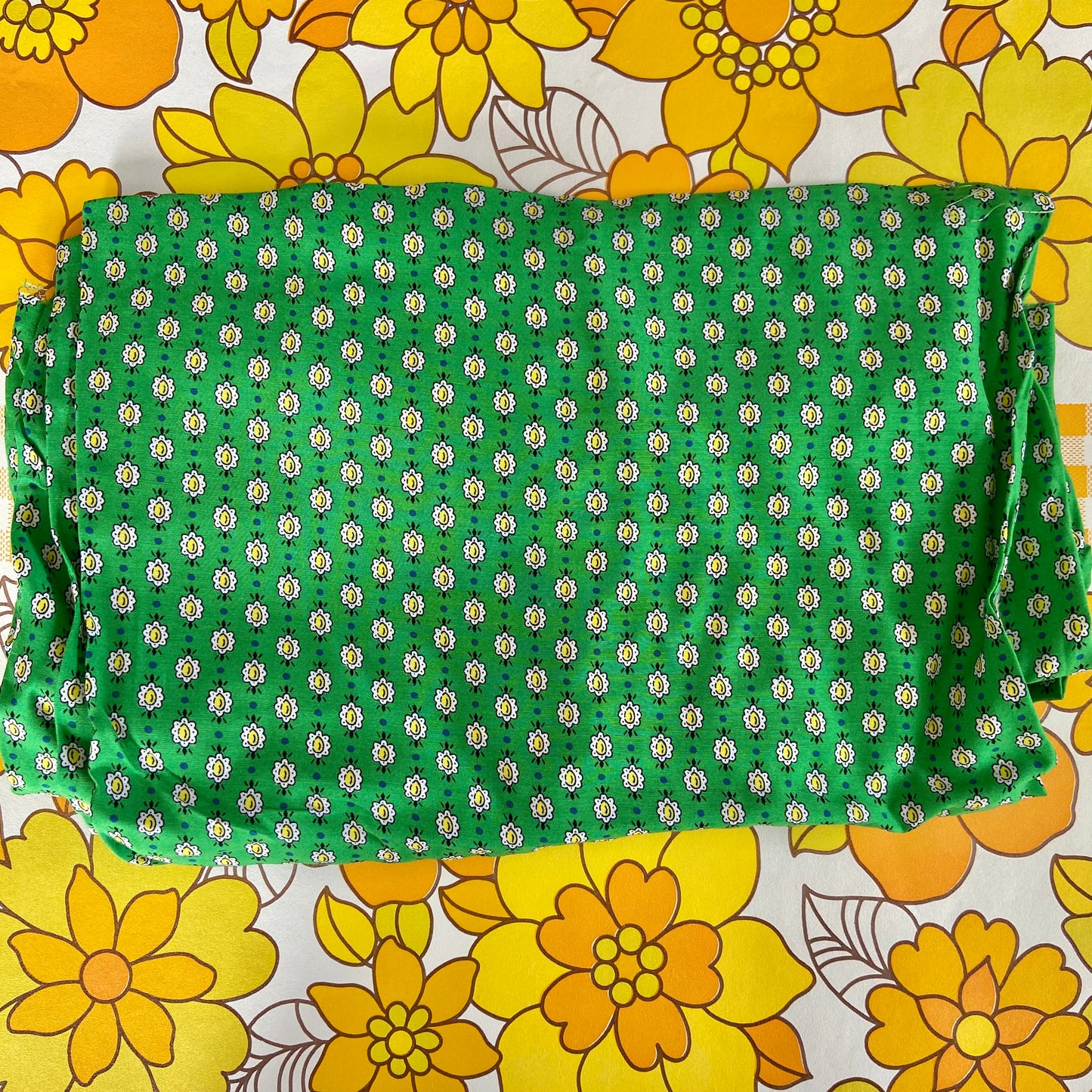 Love VINTAGE Fabric ADORABLE Vintage Cotton Green BRIGHT Craft Sewing