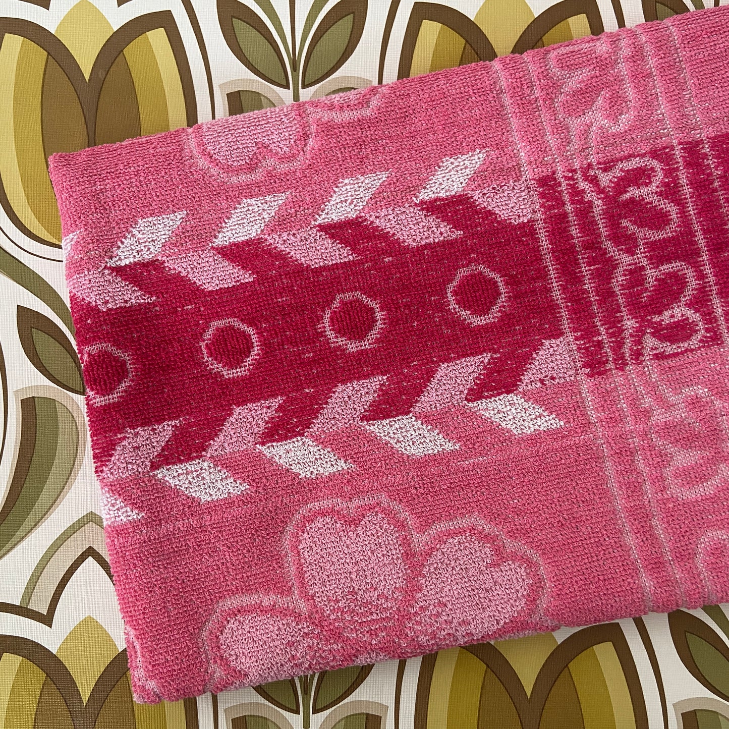 STUNNING Beautiful Bright Pink Vintage Towel FLORAL Unused