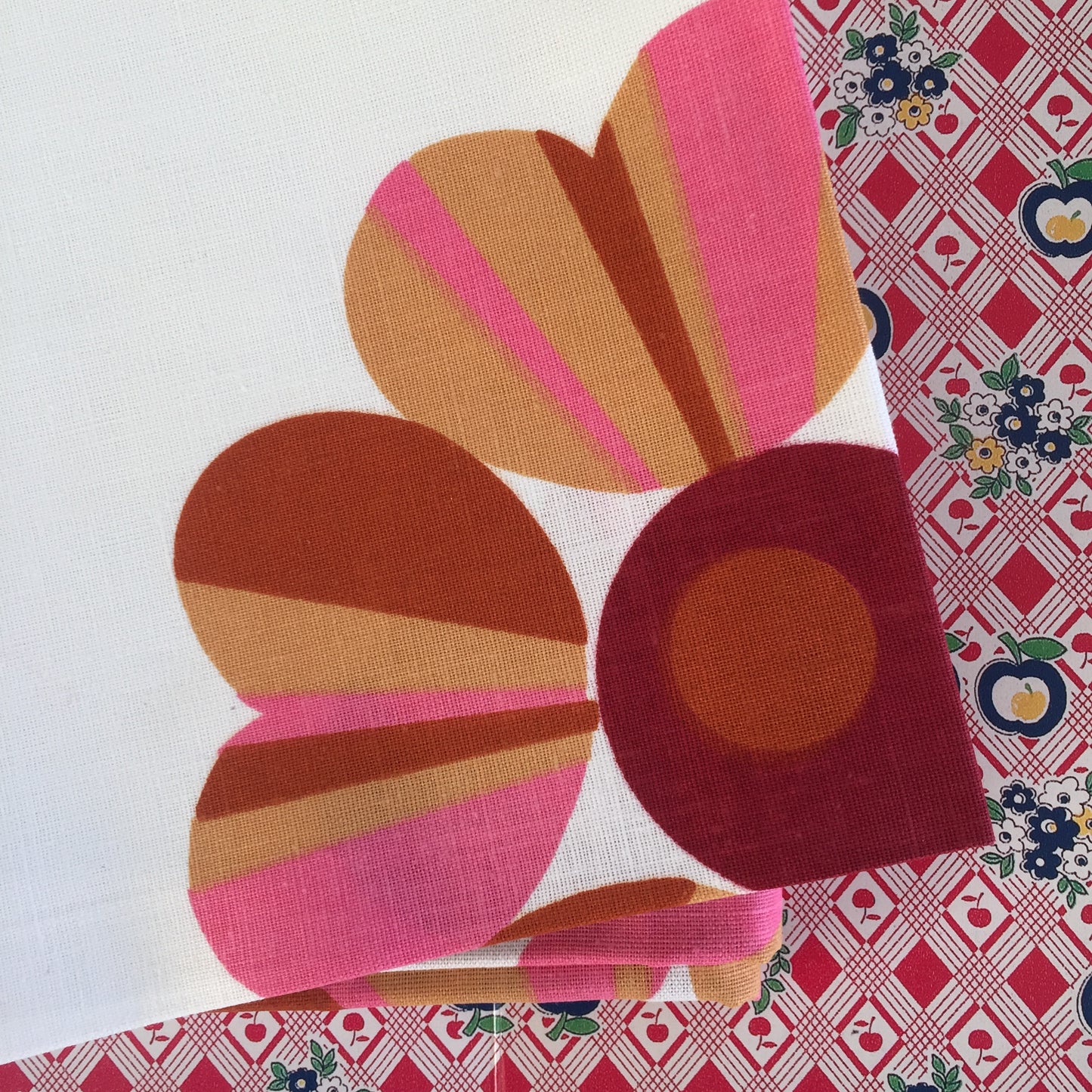 ADORABLE Set of SIX Vintage Cotton Floral 70's RETRO Serviettes Napkins Table