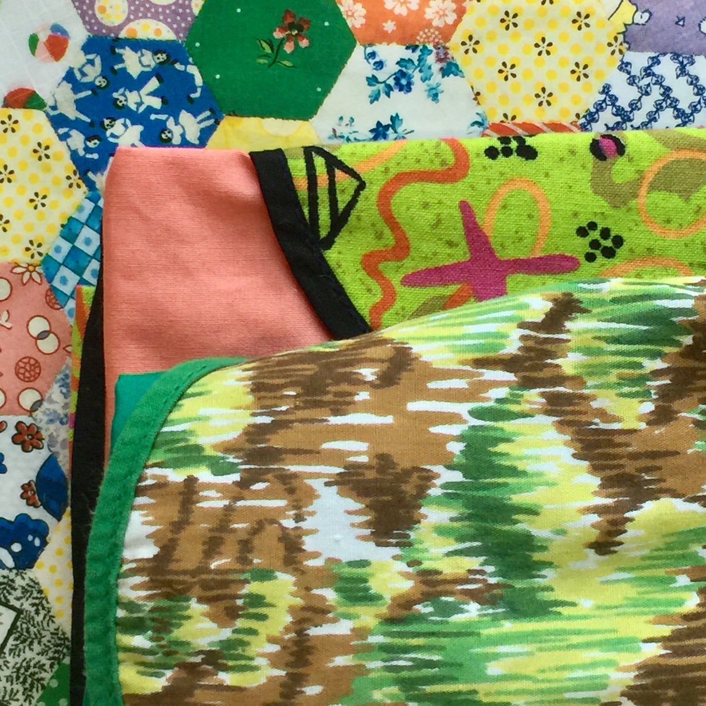 UNUSED Retro VINTAGE 70's Floral Fabric Apron KITCHEN Craft BOLD Pretty Cotton