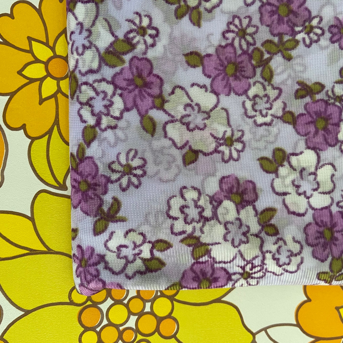 PURPLE Floral FABRIC Retro Vintage Home Craft Sewing PRETTY