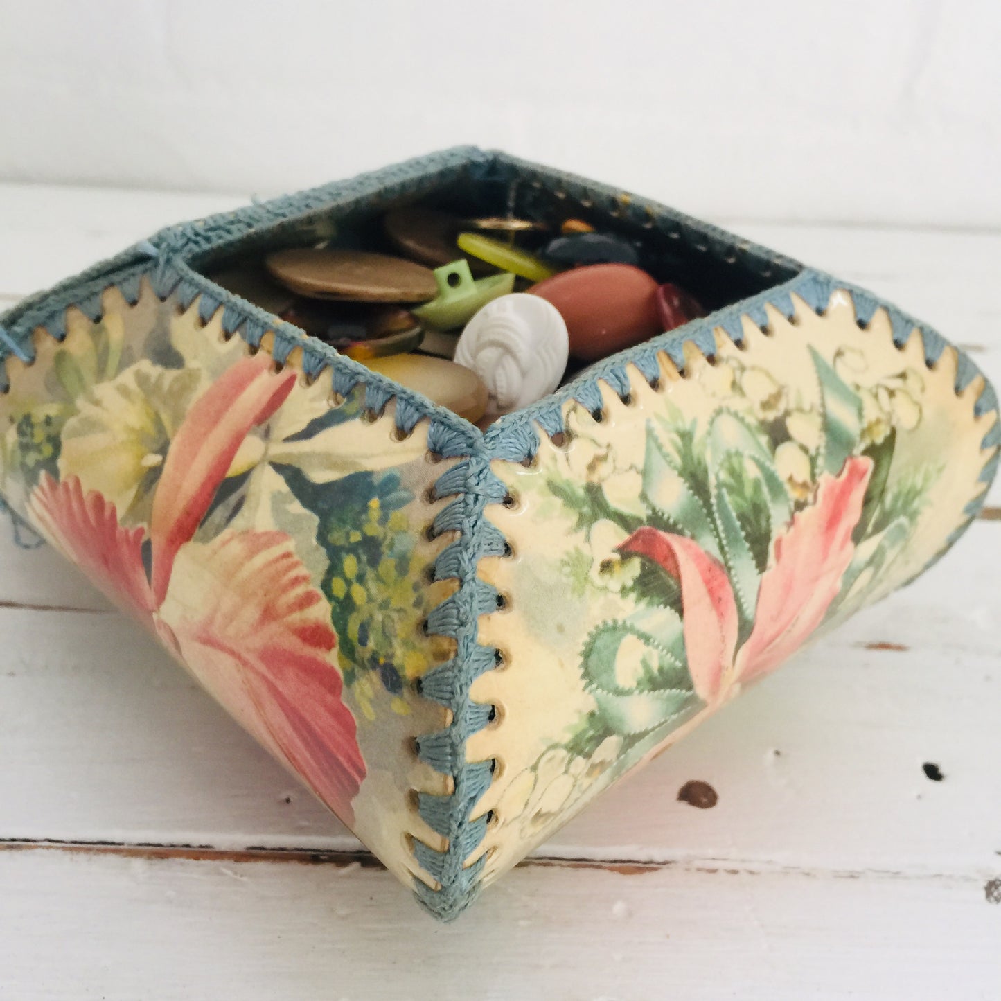 Cute Vintage Greeting Card Box Full of Buttons CRAFT Sewing