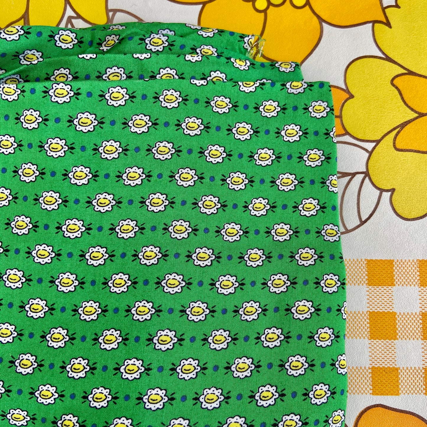 Love VINTAGE Fabric ADORABLE Vintage Cotton Green BRIGHT Craft Sewing