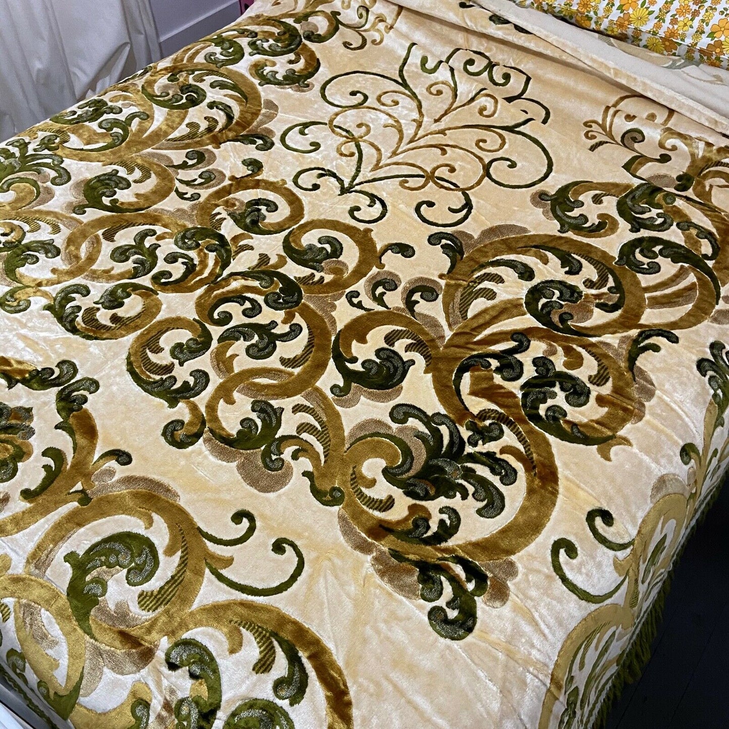 AMAZING Unused Exquisite Vintage Italian Plush Velvet Bedspread RARE Colour
